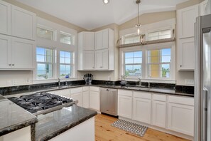 ثلاجة، ميكروويف، فرن، موقد طهي مسطح