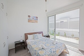 5 bedrooms, iron/ironing board, WiFi, bed sheets