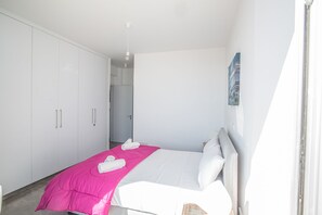 5 quartos, ferros/tábuas de passar roupa, acesso à internet