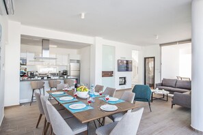 Een modern appartement met een eetgedeelte, keuken en woonkamer.