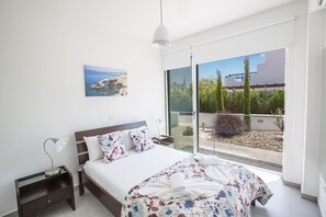 5 bedrooms, iron/ironing board, WiFi, bed sheets