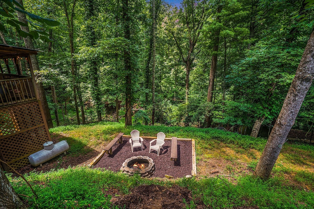 Brand New!!! Storybook 2 Bdrm/2 Bath Mtn Cottage