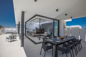 屋外ダイニングエリア