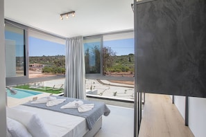 5 bedrooms, iron/ironing board, WiFi, bed sheets