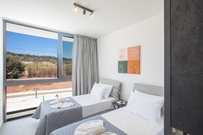 10 bedrooms, iron/ironing board, internet, bed sheets