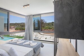 10 bedrooms, iron/ironing board, internet, bed sheets