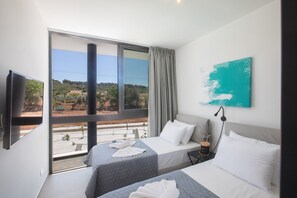 10 bedrooms, iron/ironing board, Internet, bed sheets