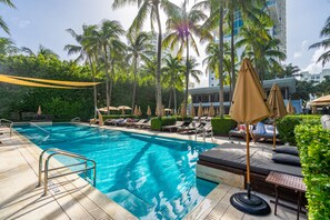 Una piscina al aire libre, una piscina climatizada