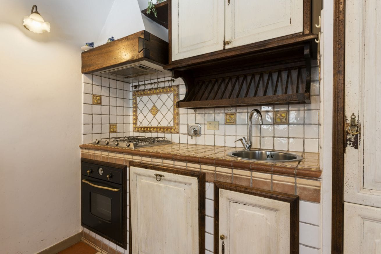 Fridge, oven, stovetop, coffee/tea maker