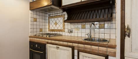 Fridge, oven, stovetop, coffee/tea maker