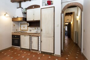 Réfrigérateur, four, plaque de cuisson, cafetière/bouilloire