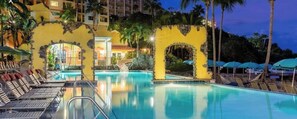 Una piscina al aire libre, una piscina climatizada