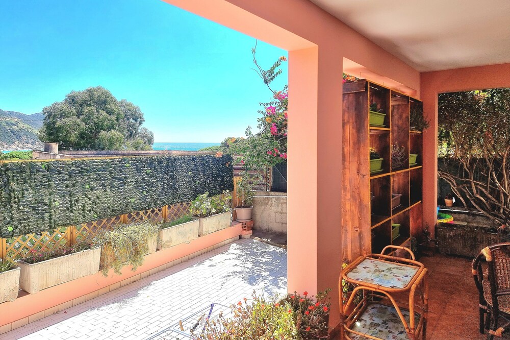 Stylish home with patio 4 min walk to the beach