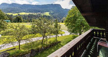 Ferienwohnung 'Weissbacher' mit Bergblick, Gemeinschaftsgarten und Wi-Fi