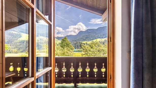 A room with a view of a mountainous landscape through a window. - Apartment 'Jägermeister' with Mountain View, Shared Garden and Wi-Fi (Sankt Martin bei Lofer)