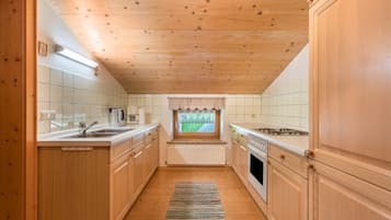 Fridge, oven, stovetop, coffee/tea maker