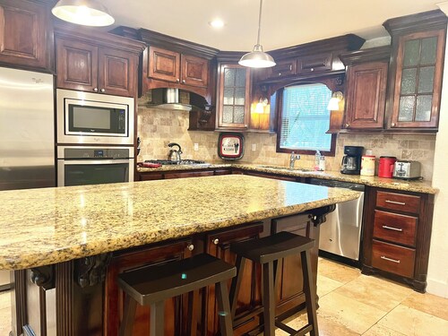 Sweet & cozy indv. home in The Woodlands, TX. 2-3 min drive to prime locations!