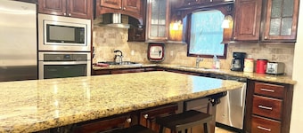 Sweet & cozy indv. home in The Woodlands, TX. 2-3 min drive to prime locations!