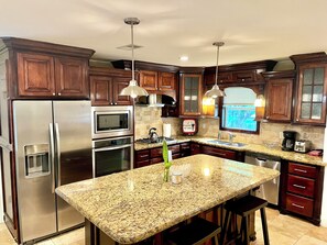 Fridge, microwave, oven, stovetop - Sweet & cozy indv. home in The Woodlands, TX. 2-3 min drive to prime locations! (The Woodlands)