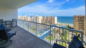 Ein Balkon mit Blick auf das Meer und ein Parkplatz.