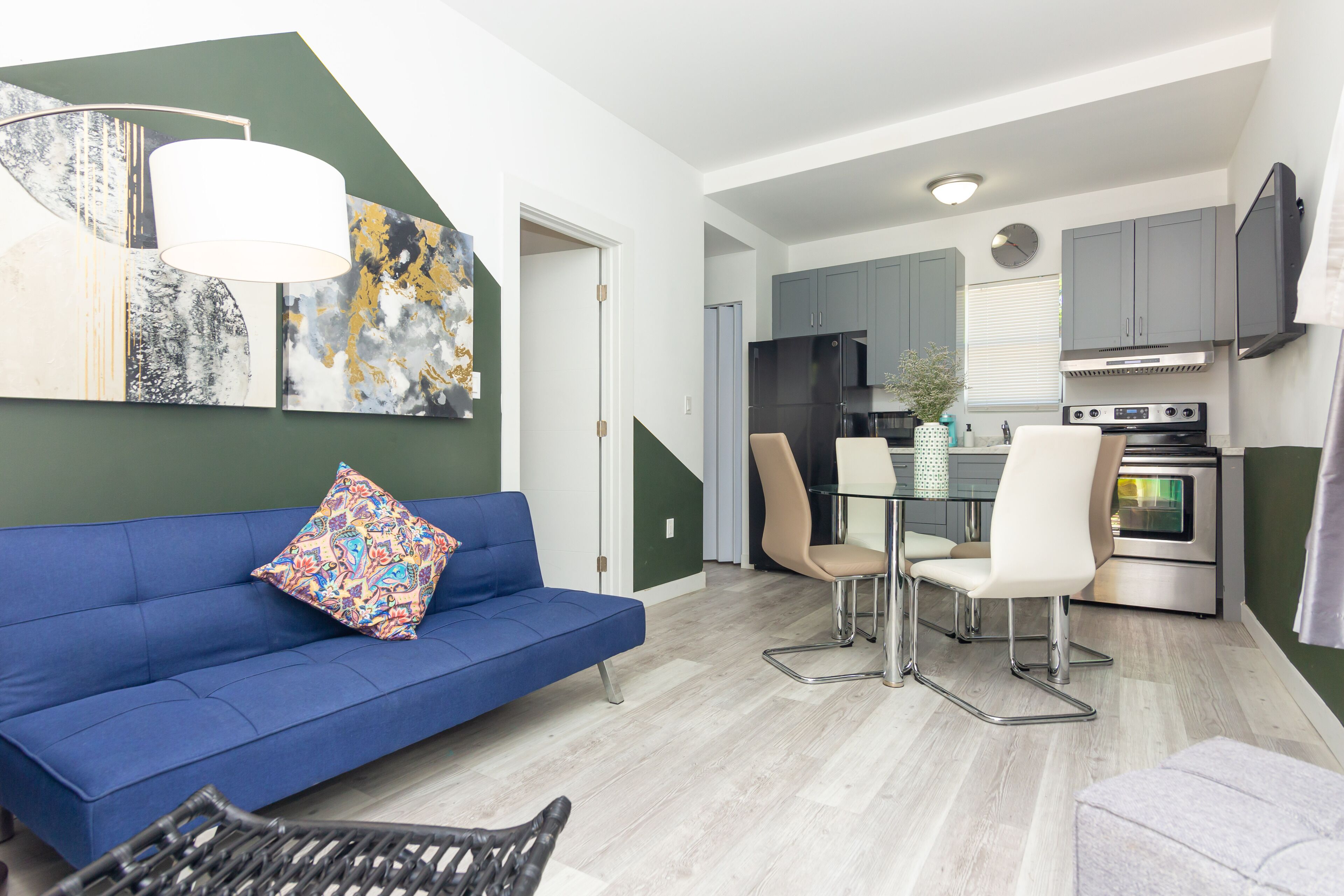 Chic One Bedroom Apartment - heart of Wynwood with Balcony & Yard - 10 min Beach