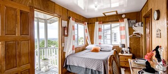 Scenic hilltop studio with shared plunge pool, kitchenette, AC, & WiFi
