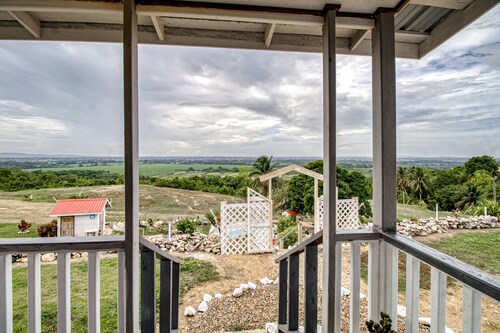 Cozy cabana with shared plunge pool, scenic views, kitchenette, AC, & WiFi