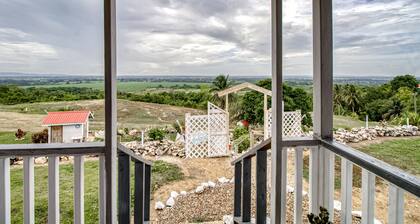 Cozy cabana with shared plunge pool, scenic views, kitchenette, AC, & WiFi