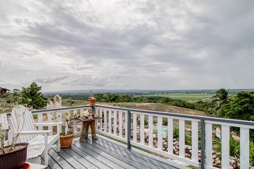 Breezy hilltop estate with plunge pool, picnic areas, private deck, AC, & WiFi