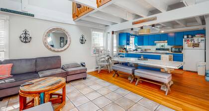 Dog-friendly home with beautiful deck & AC - close to 3 towns & great beaches