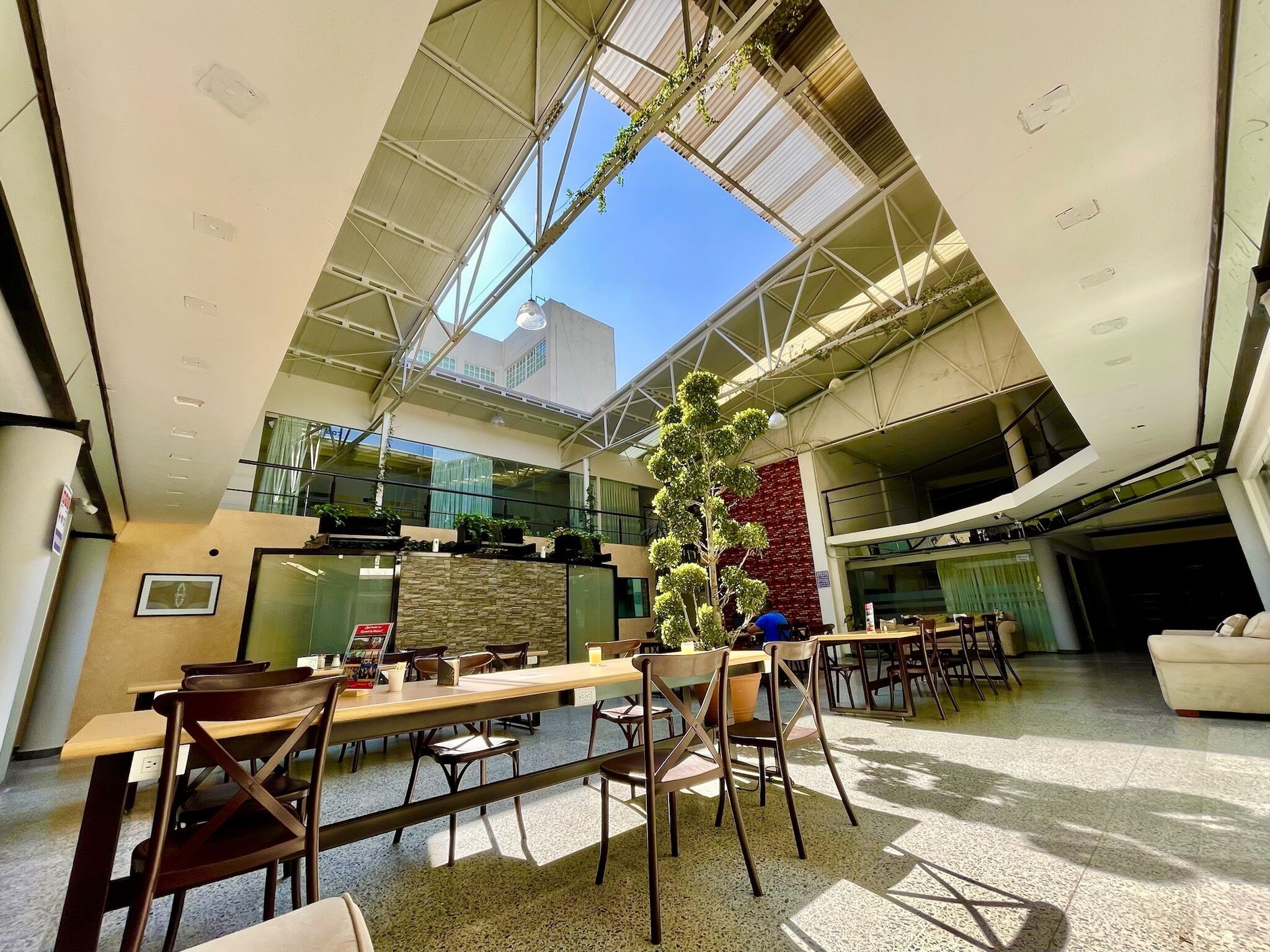 Frigorífic gran, microones, cafetera i tetera i bullidora elèctrica 