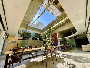 大型雪櫃/冰箱、微波爐、咖啡機/沖茶器、電熱水壺