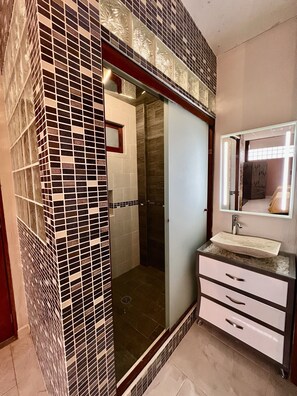 Deluxe studio, toegankelijk voor mindervaliden, op benedenverdieping | Badkamer | Een haardroger, handdoeken, zeep, shampoo