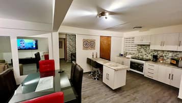 Apartamento Deluxe, 3 habitaciones, cocina (11 pax) | Cocina privada | Frigorífico grande, microondas, cafetera o tetera y hervidor eléctrico