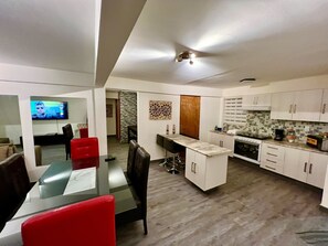 Deluxe Apartment, 3 Bedrooms, Kitchen (11 pax) | Dapur peribadi | Peti sejuk/penyejuk beku saiz penuh, ketuhar gelombang mikro 