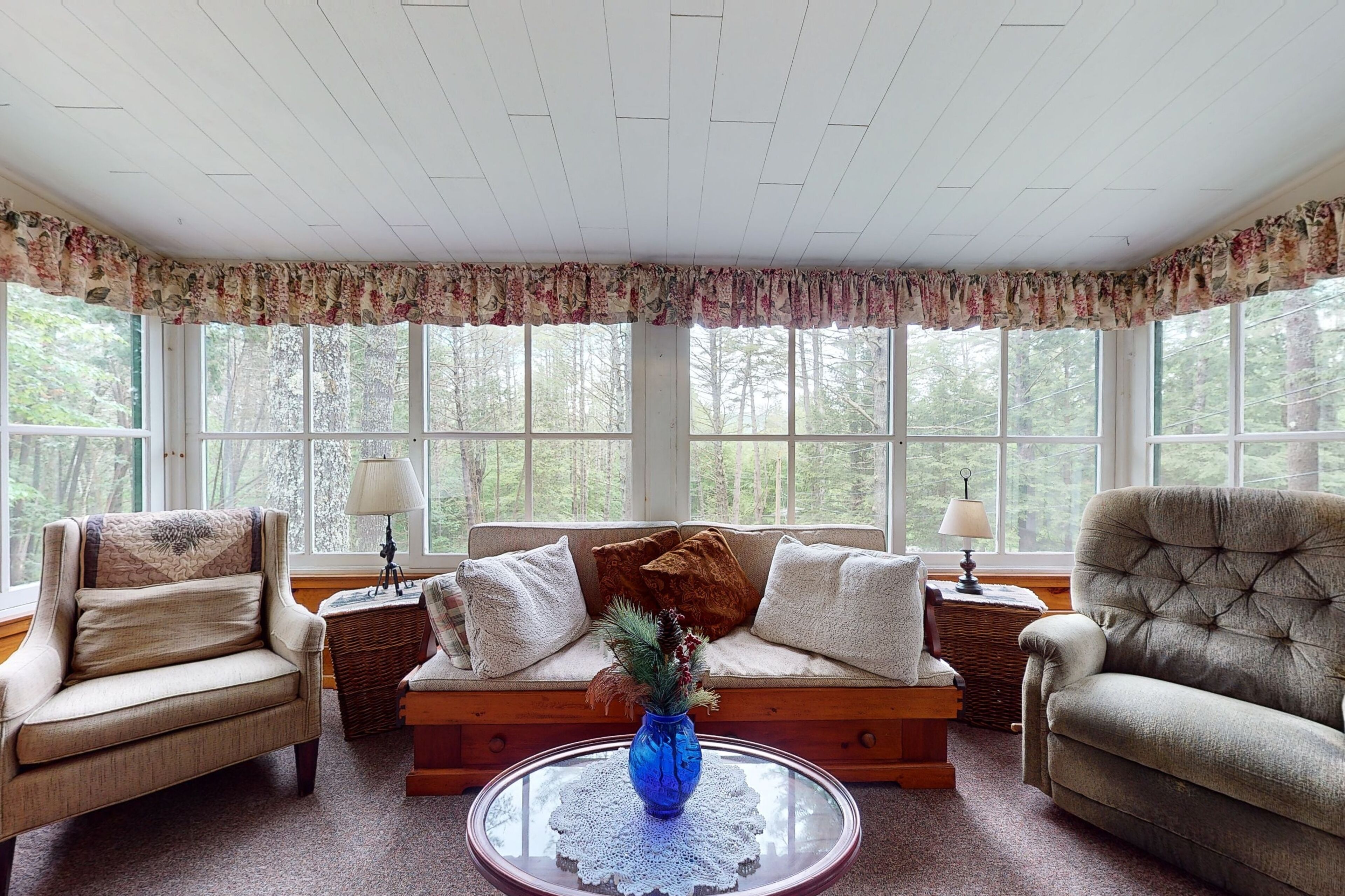 Adorable getaway tucked in the woods with patio, AC, grill & W/D