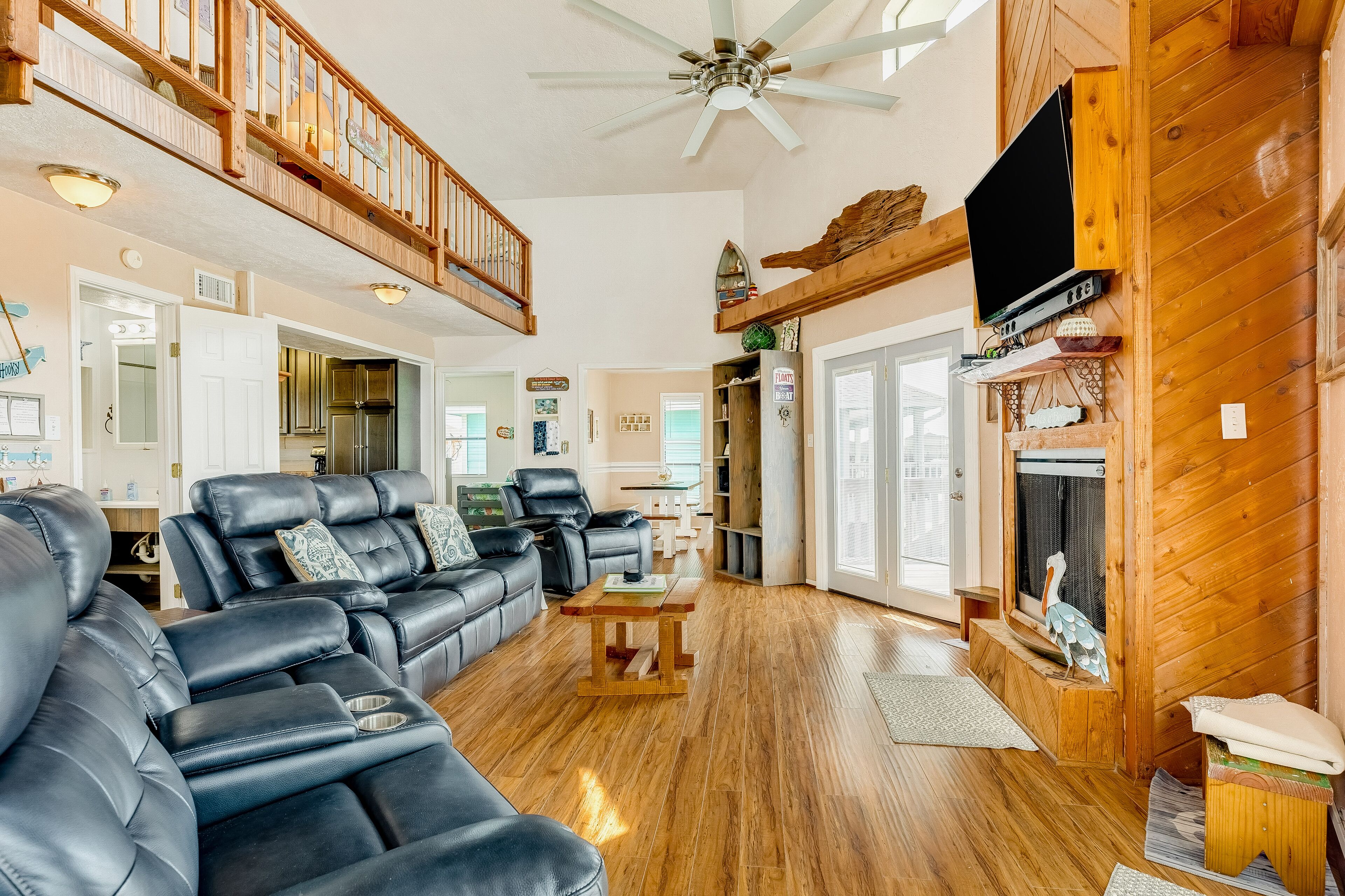 Beautiful home near the beach with spacious deck, fast WiFi & central AC