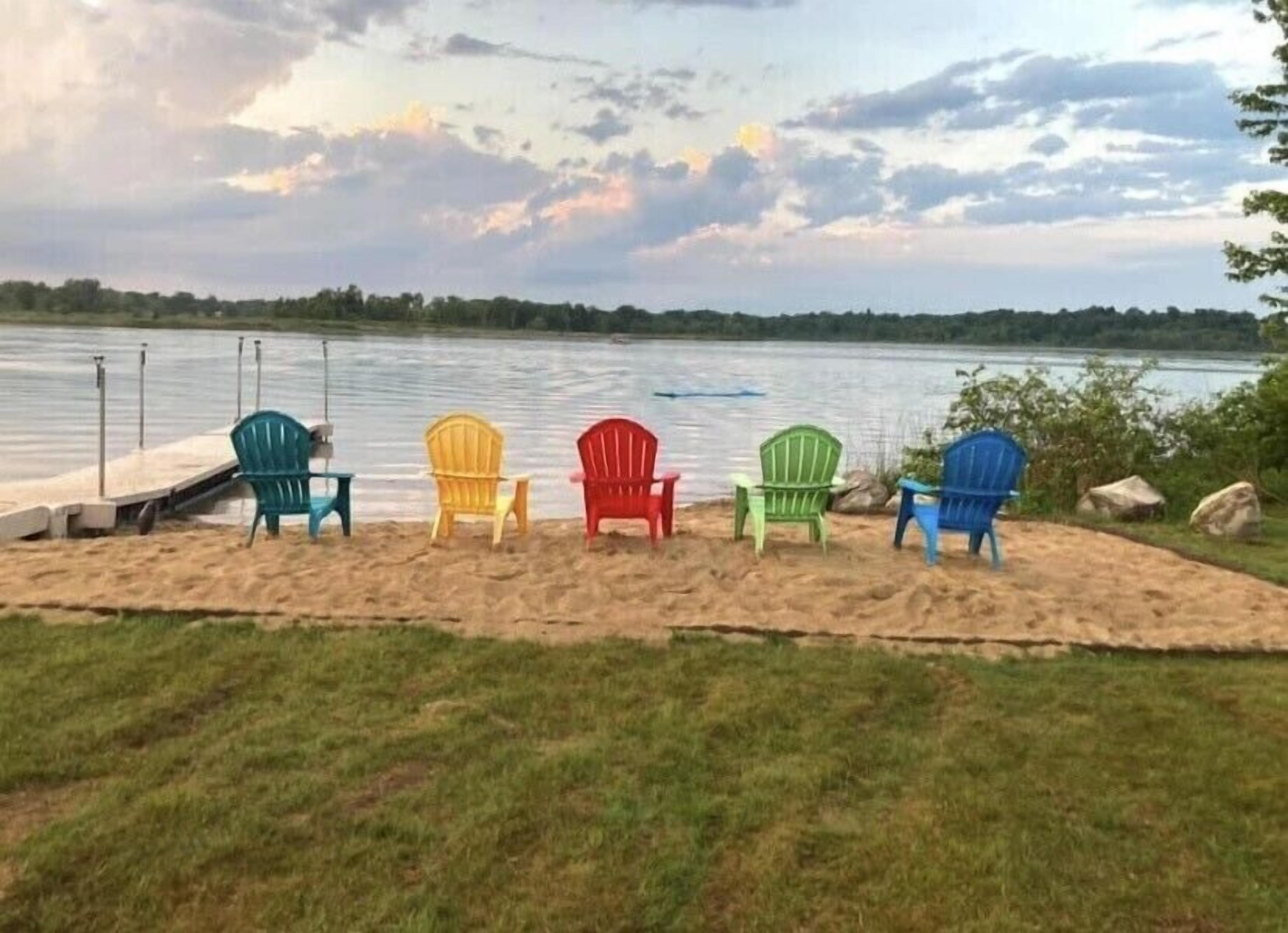 Lakefront home with gorgeous nature views