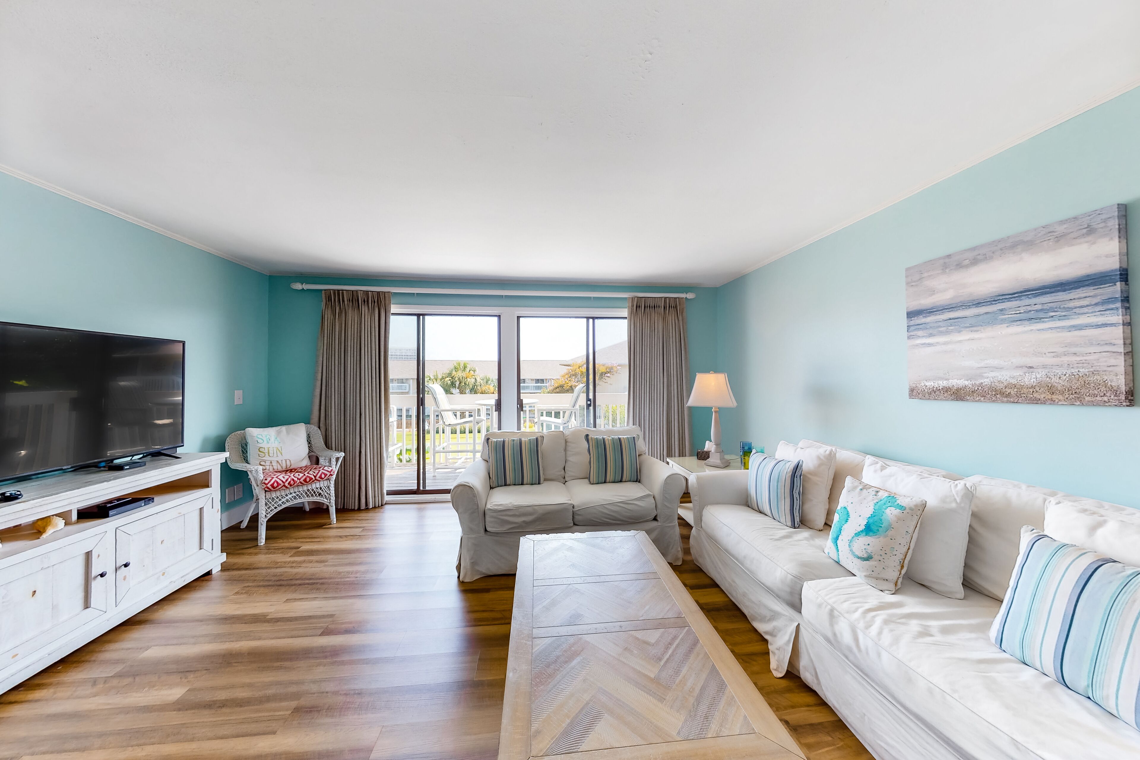 2nd-floor snowbird-friendly condo with balcony, on-site pool, hot tub, tennis