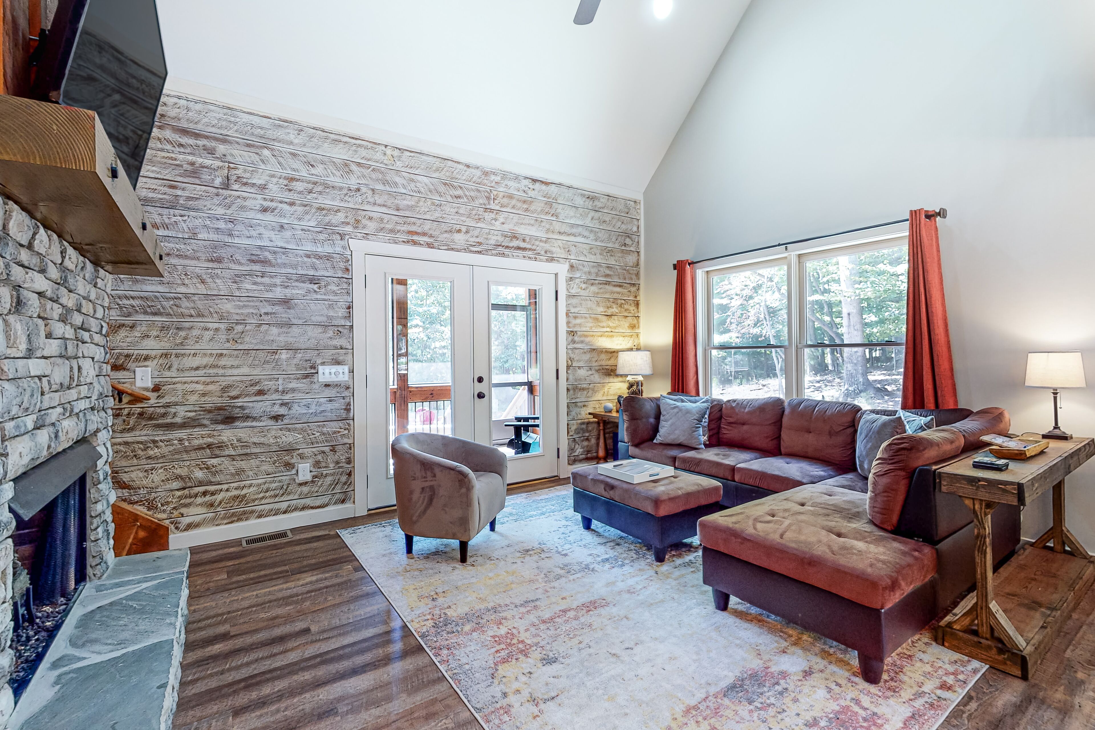 Secluded cabin w/electric fireplaces, pool table, deck, hot tub, firepit