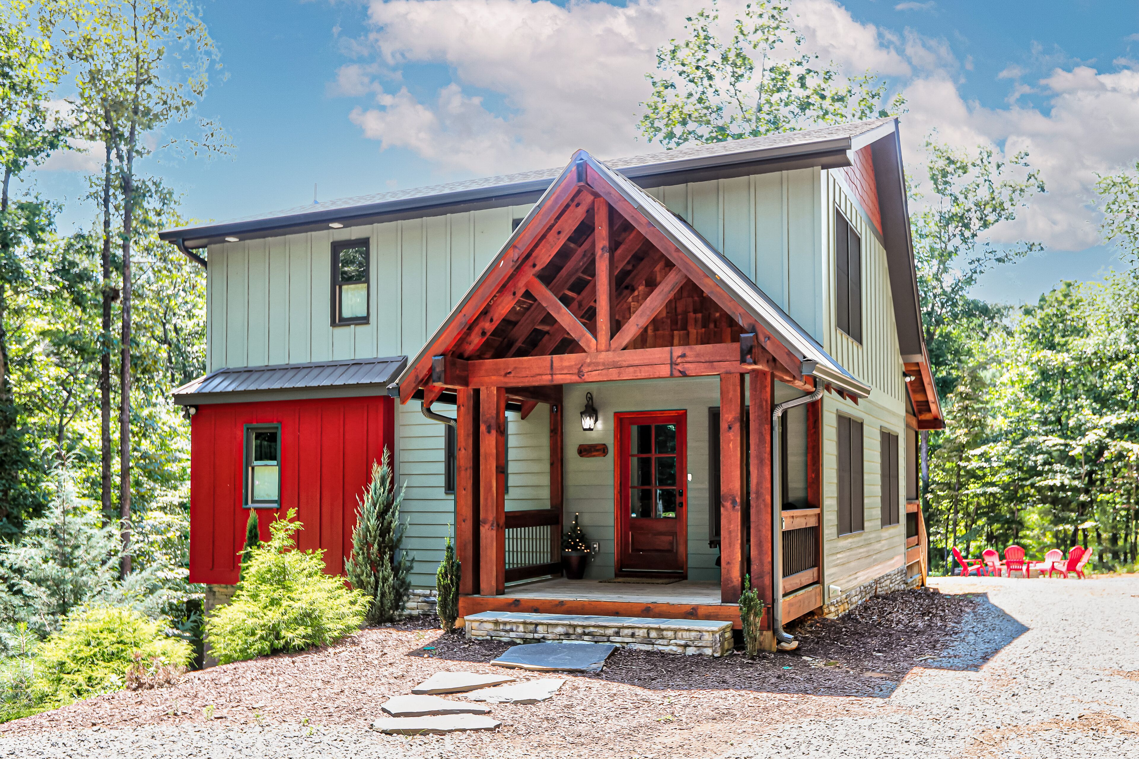 Secluded cabin w/electric fireplaces, pool table, deck, hot tub, firepit
