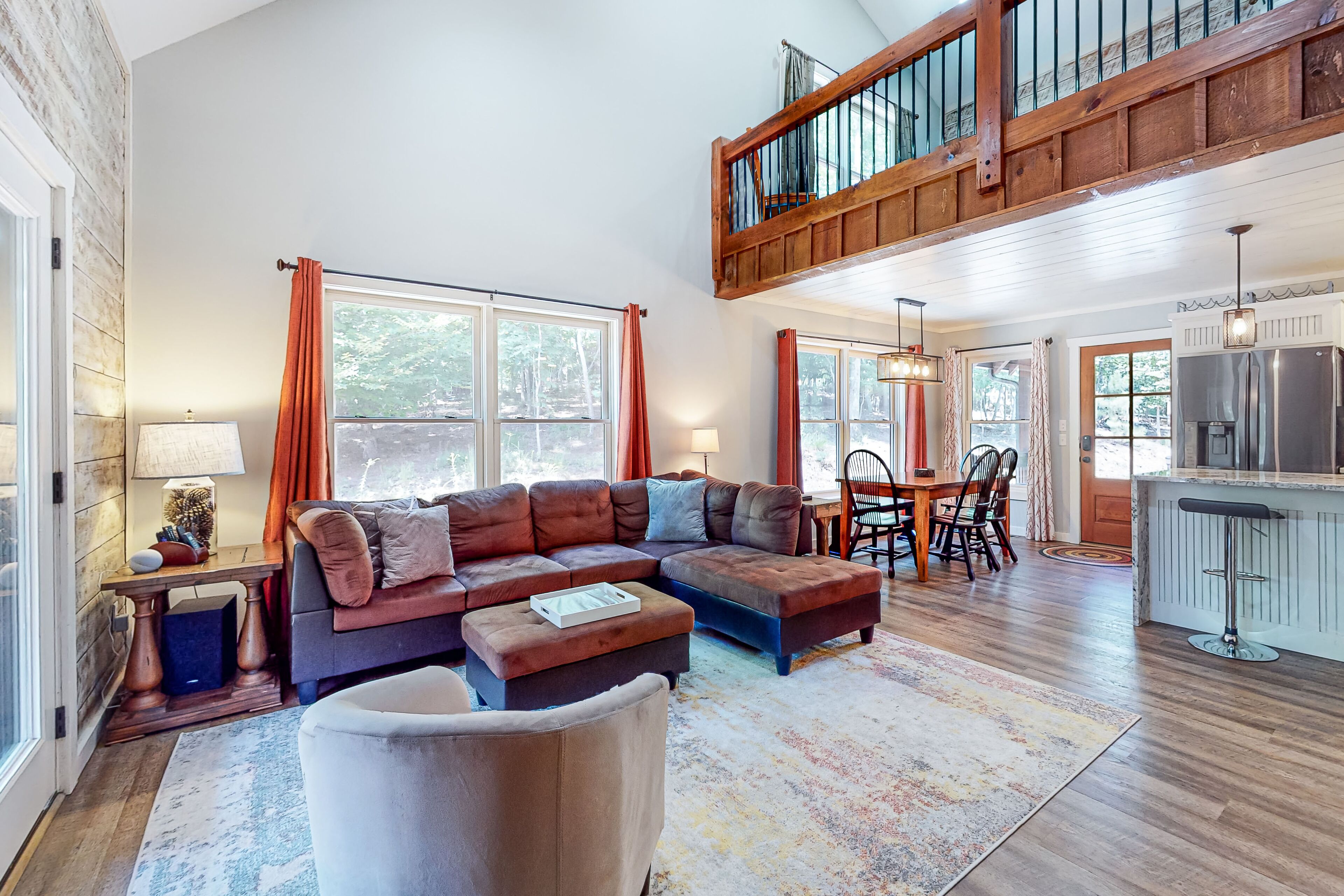 Secluded cabin w/electric fireplaces, pool table, deck, hot tub, firepit