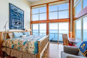 3 bedrooms, internet, bed sheets - Puget Sound-front home with beach access, kayaks, gorgeous view & firepit (Kingston)