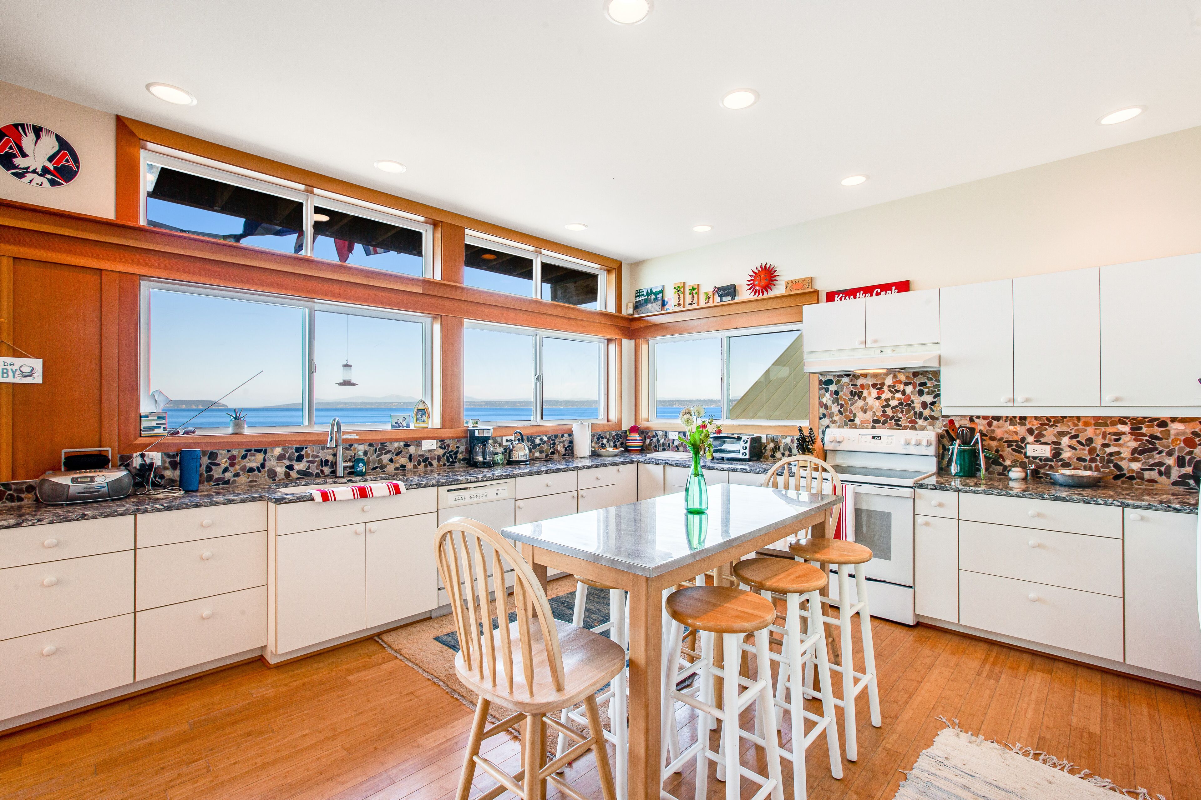 Puget Sound-front home with beach access, kayaks, gorgeous view & firepit