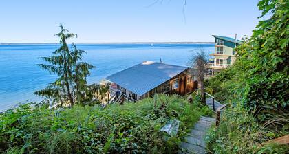 Puget Sound-front home with beach access, kayaks, gorgeous view & firepit