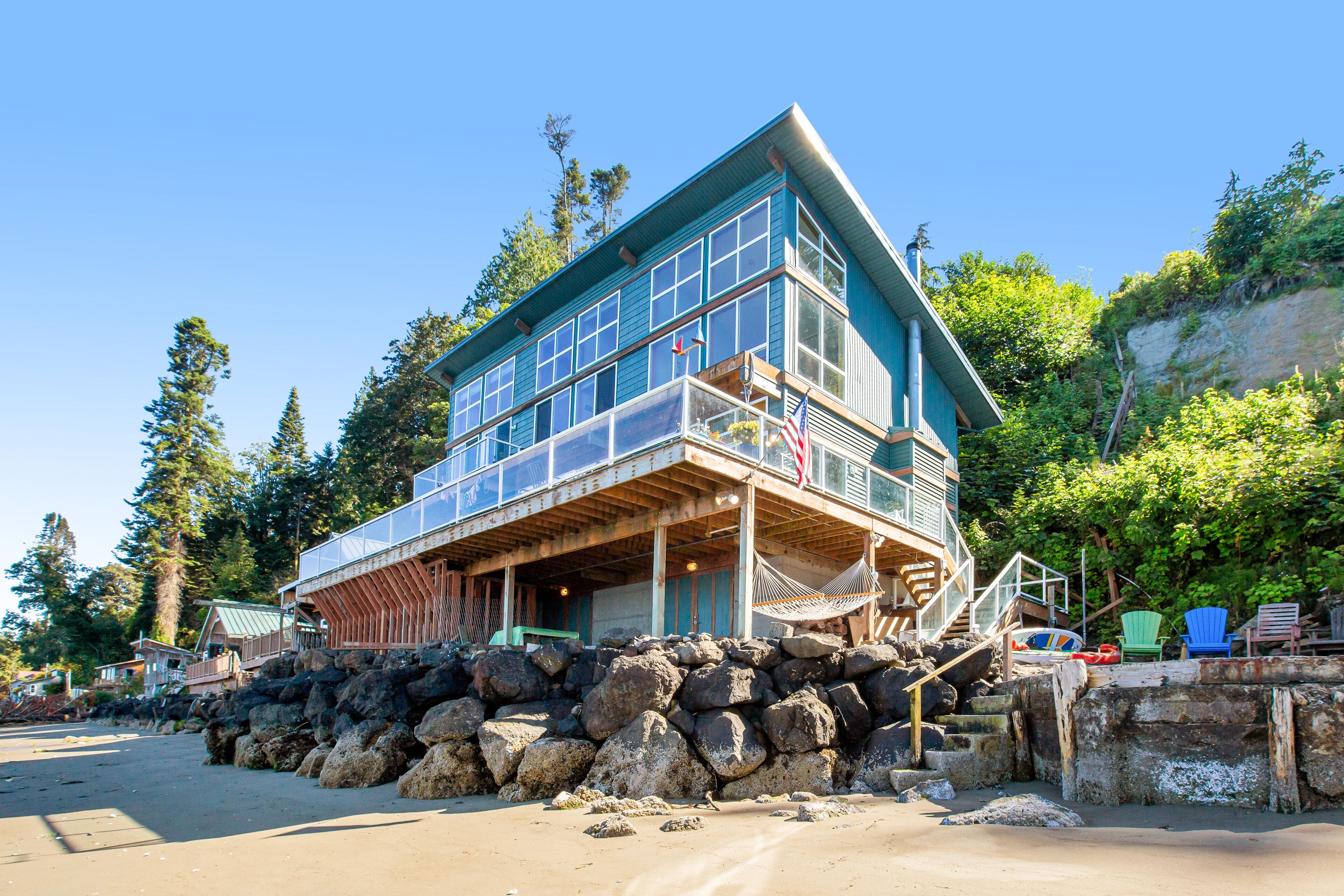 Puget Sound-front home with beach access, kayaks, gorgeous view & firepit