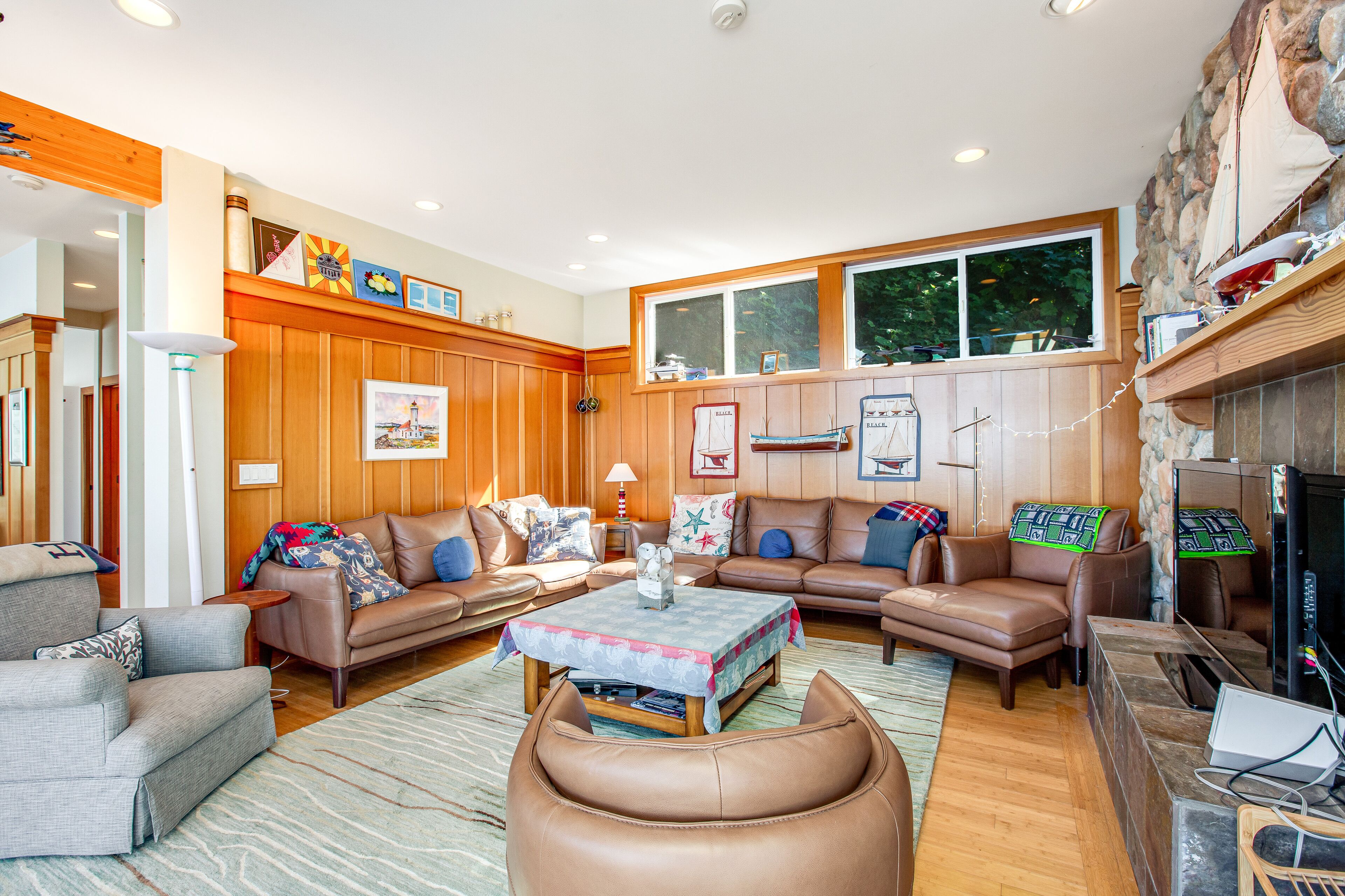 Puget Sound-front home with beach access, kayaks, gorgeous view & firepit