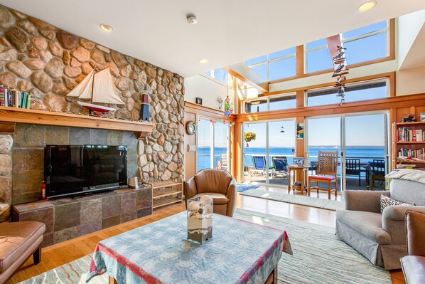 TV, fireplace, books, music library - Puget Sound-front home with beach access, kayaks, gorgeous view & firepit (Kingston)