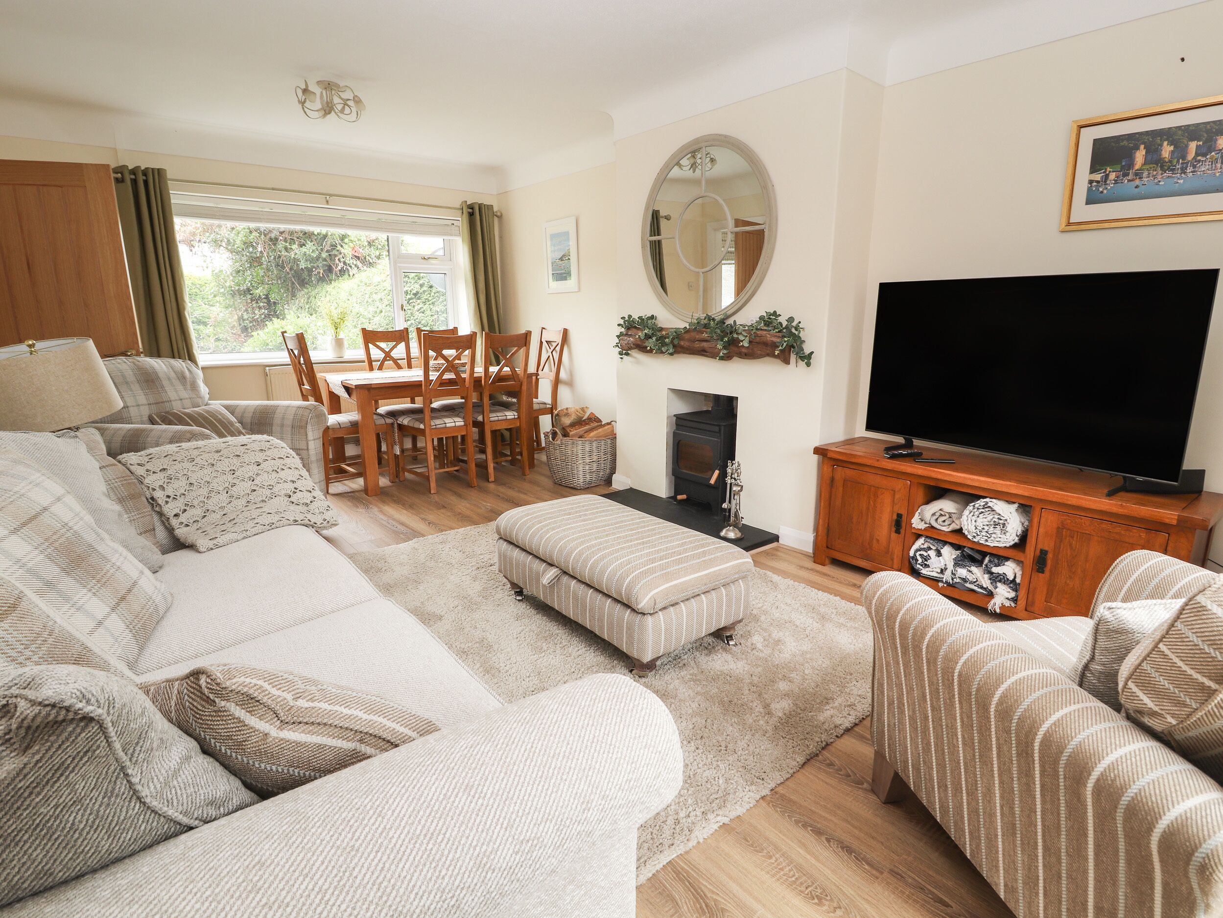 HILLTOPS, pet friendly, with hot tub in Deganwy
