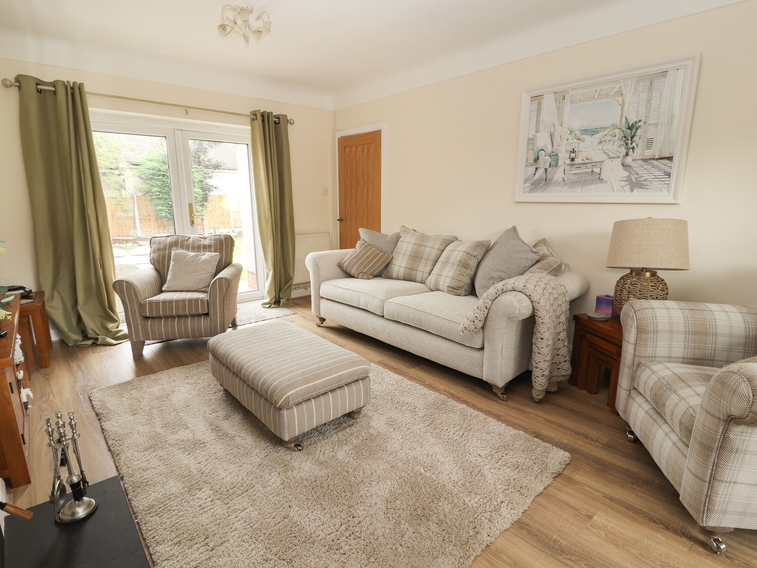 HILLTOPS, pet friendly, with hot tub in Deganwy